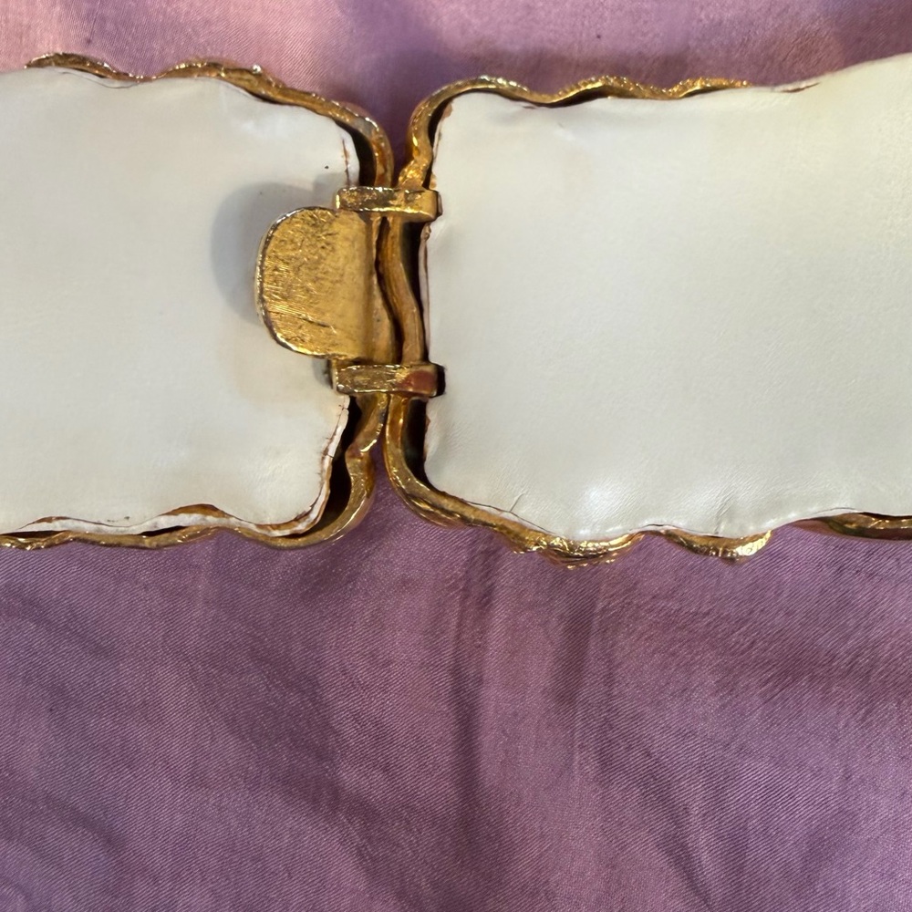 Judith Leiber White snakeskin Belt with Ornate Gold Sculpted Buckle - Picture 3 of 6